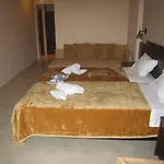 Otel 9 Queens 4*
